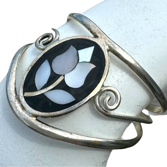 Vintage Alpaca Silver Black Onyx Floral Cuff Bracelet - Picture 2 of 4
